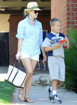 Reese Witherspoon Plays football with husband in Los Angeles (May 11, 2013) 