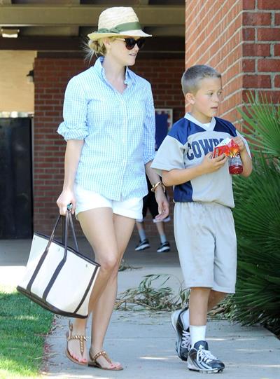 Reese Witherspoon Plays football with husband in Los Angeles (May 11, 2013) 