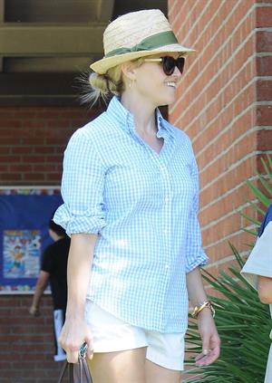 Reese Witherspoon Plays football with husband in Los Angeles (May 11, 2013) 