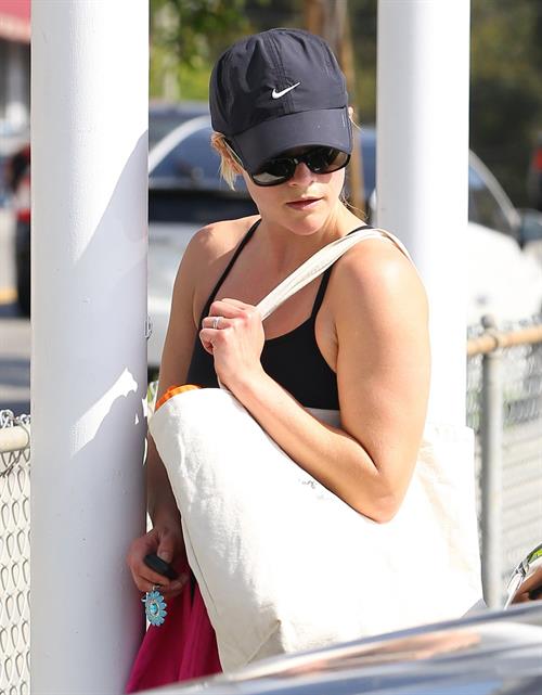 Reese Witherspoon on her way to the gym in Brentwood on May 30, 2013