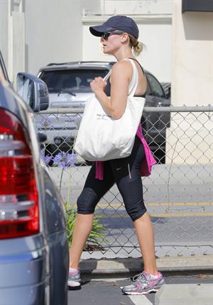 Reese Witherspoon on her way to the gym in Brentwood on May 30, 2013