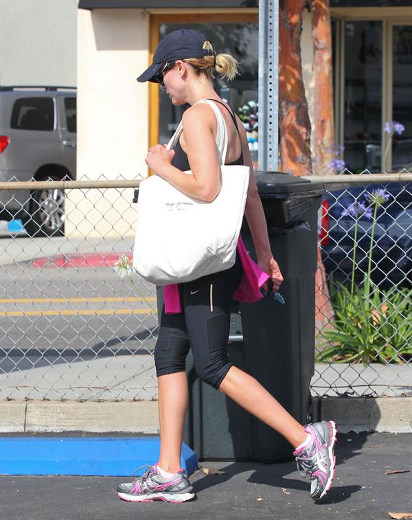 Reese Witherspoon on her way to the gym in Brentwood on May 30, 2013