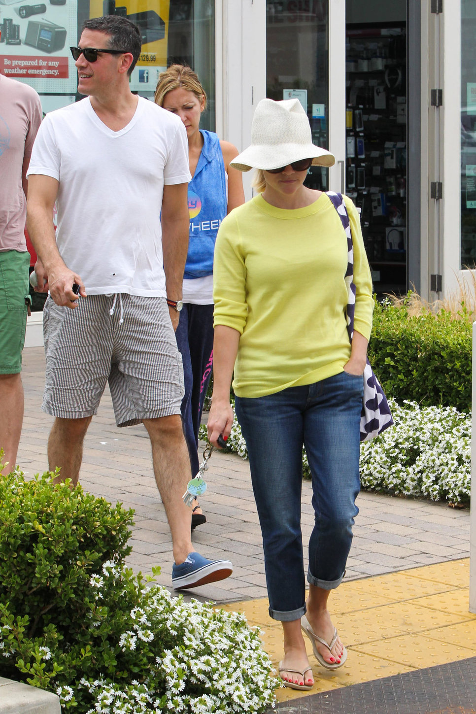Reese Witherspoon Pictures Reese Witherspoon - Out and about in Malibu (05.07.2013)