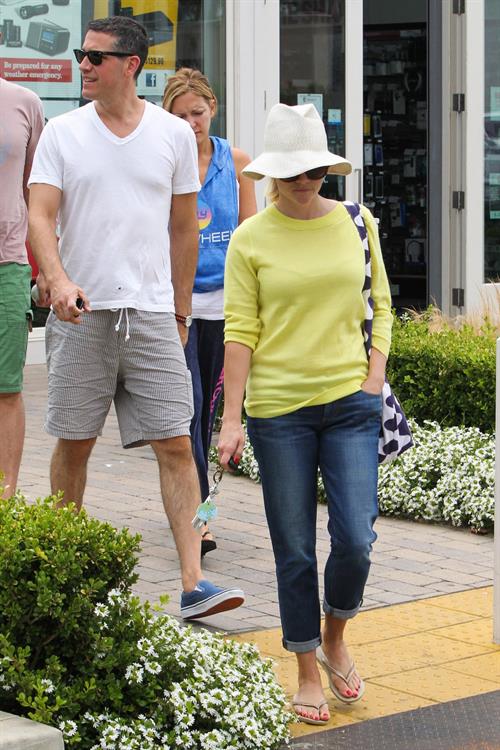 Reese Witherspoon - Out and about in Malibu (05.07.2013)  