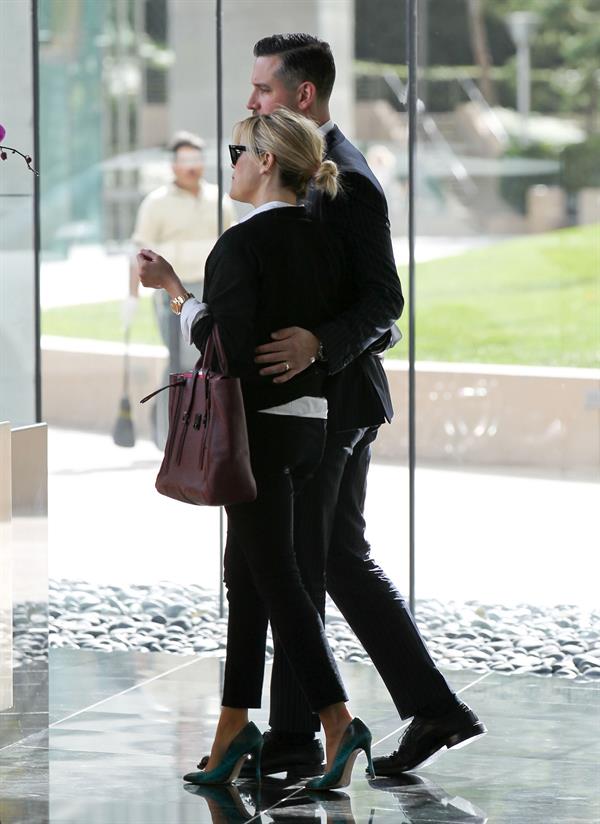 Reese Witherspoon Heads out for lunch in Beverly Hills (November 14, 2012) 