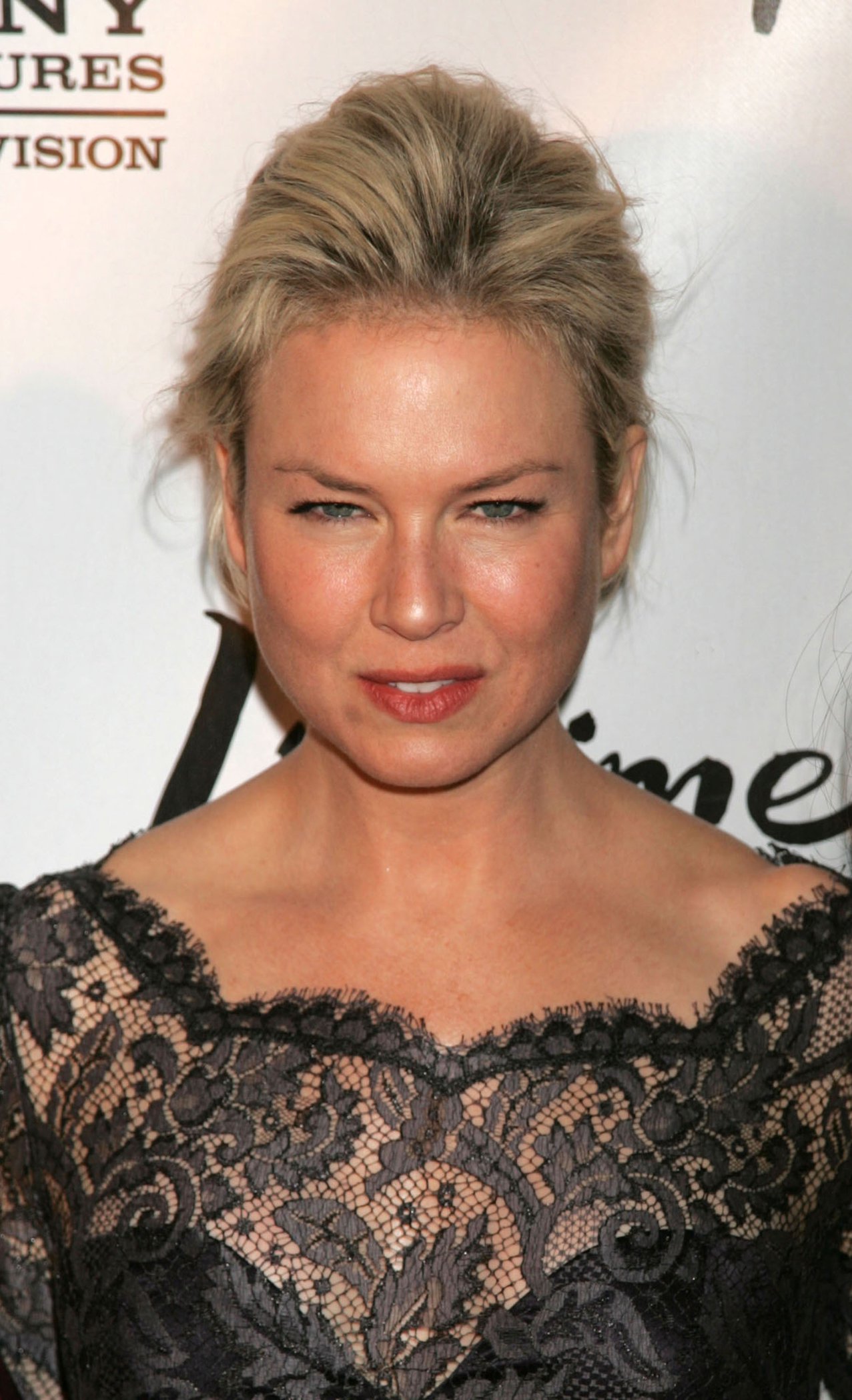 Renee Zellweger Pictures Renee Zellweger at the New York premiere of the Lifetime TV movie “Living Proof” September 24, 2008