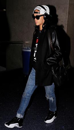 Rihanna Arrives back in Los Angeles after a flight form New York City June 3, 2012