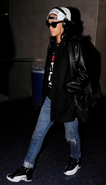 Rihanna Arrives back in Los Angeles after a flight form New York City June 3, 2012