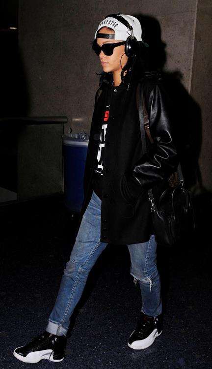 Rihanna Arrives back in Los Angeles after a flight form New York City June 3, 2012