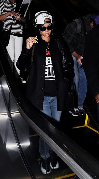Rihanna Arrives back in Los Angeles after a flight form New York City June 3, 2012