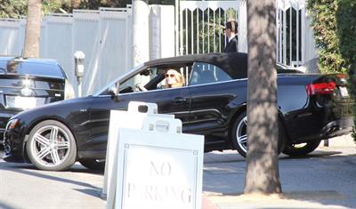 Rosie Huntington Whiteley - Running errands in West Hollywood (13.02.2013) 