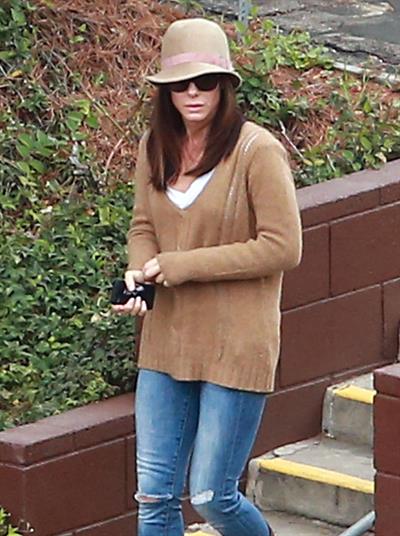 Sandra Bullock - Afternoon school run in Los Angeles (20.02.2013) 