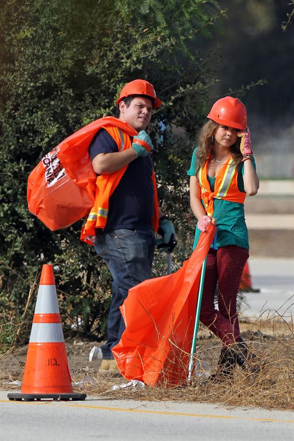 Sarah Hyland on the set of Modern Family 10/9/12 