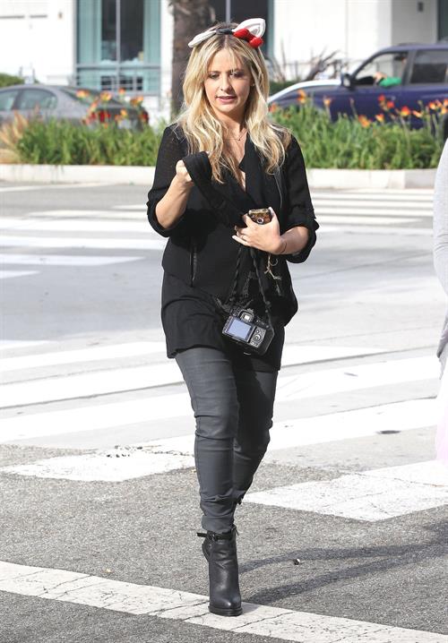 Sarah Michelle Gellar drops off her daughter at school in Santa Barbara  on Halloween 2012