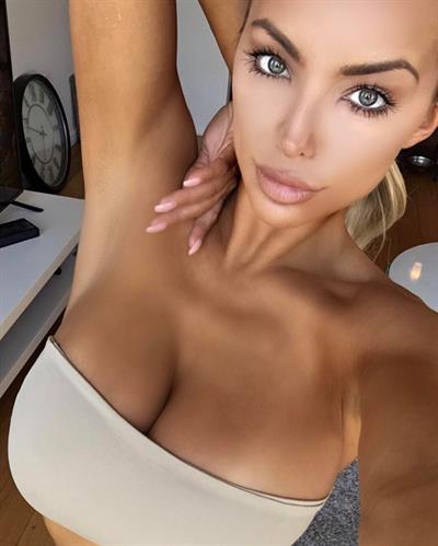 Lindsey Pelas taking a selfie