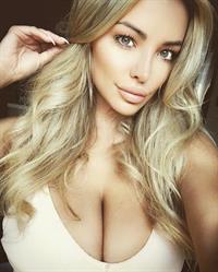 Lindsey Pelas
