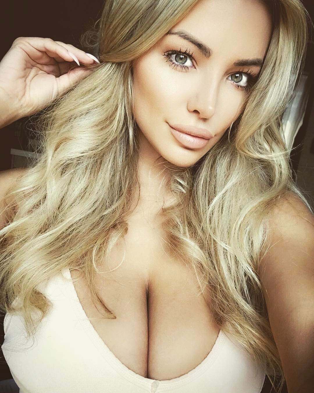 Lindsey Pelas