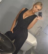 Lindsey Pelas taking a selfie