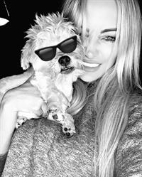 Lindsey Pelas taking a selfie