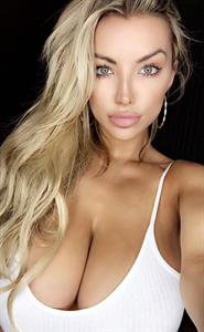Lindsey Pelas taking a selfie