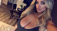 Lindsey Pelas taking a selfie