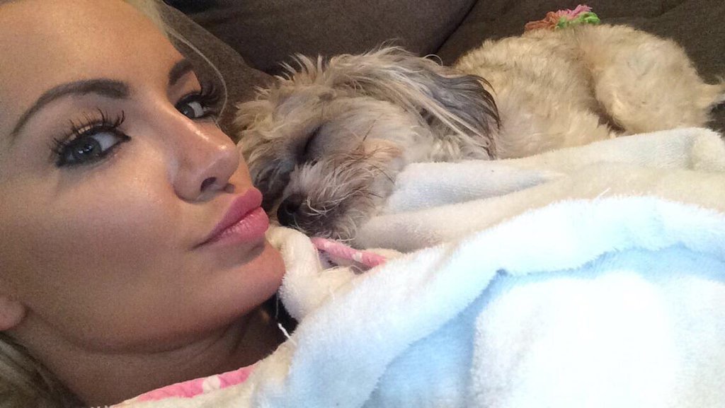 Lindsey Pelas taking a selfie