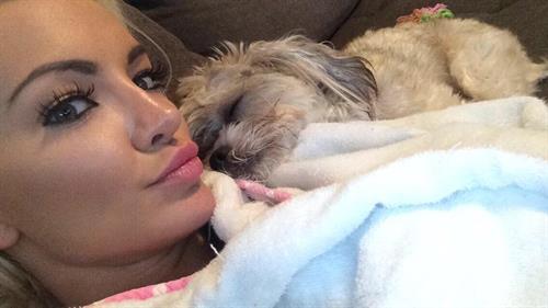 Lindsey Pelas taking a selfie