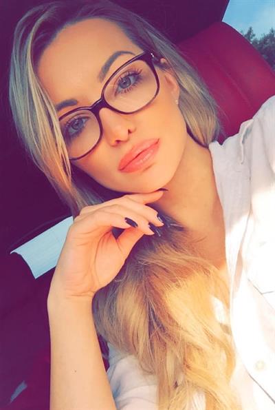 Lindsey Pelas taking a selfie