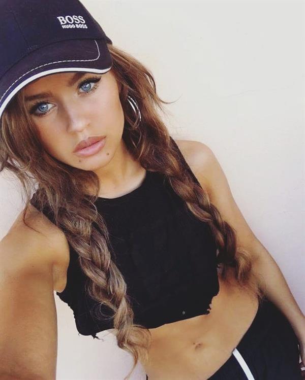 Rosie Mac taking a selfie