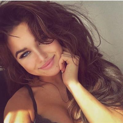 Rosie Mac taking a selfie