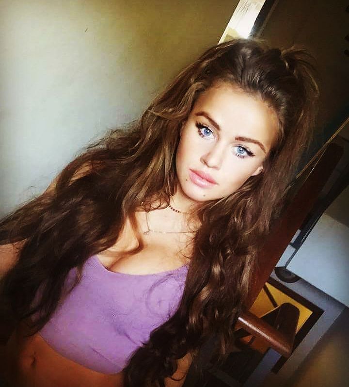 Rosie Mac taking a selfie