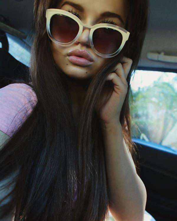 Rosie Mac taking a selfie