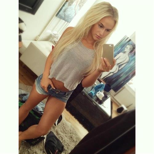 Anna Nyström taking a selfie