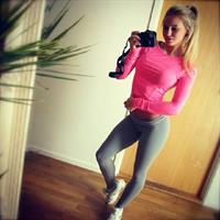 Anna Nyström in Yoga Pants taking a selfie