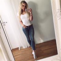 Anna Nyström taking a selfie