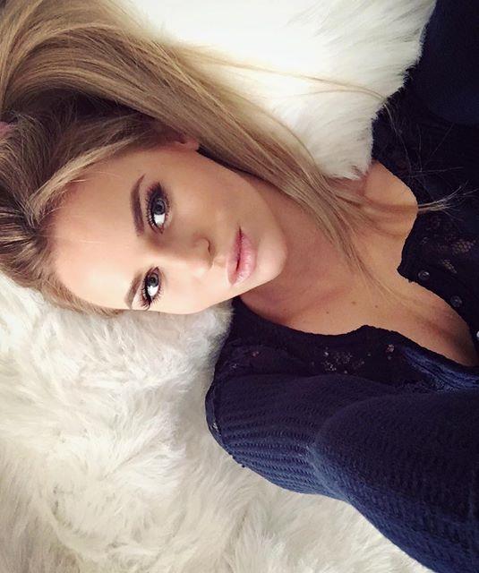 Anna Nyström taking a selfie