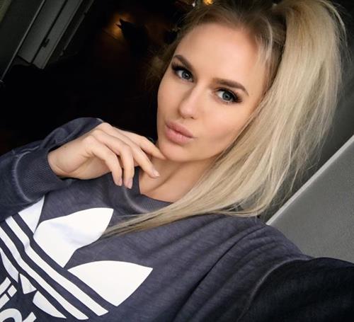 Anna Nyström taking a selfie