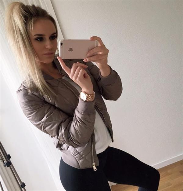 Anna Nyström taking a selfie