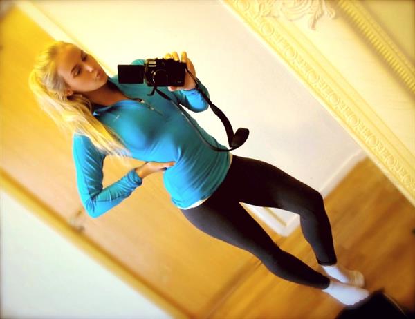 Anna Nyström taking a selfie