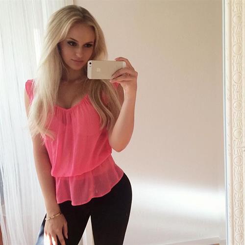 Anna Nyström taking a selfie