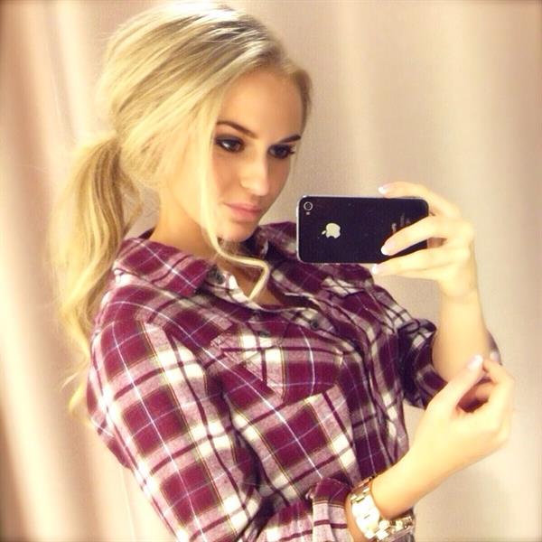 Anna Nyström taking a selfie