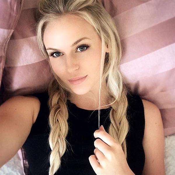 Anna Nyström taking a selfie