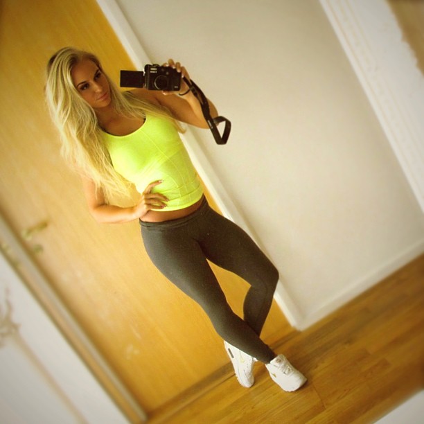 Anna Nyström in Yoga Pants taking a selfie