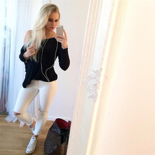 Anna Nyström taking a selfie