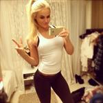Anna Nyström in Yoga Pants taking a selfie