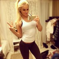 Anna Nyström in Yoga Pants taking a selfie