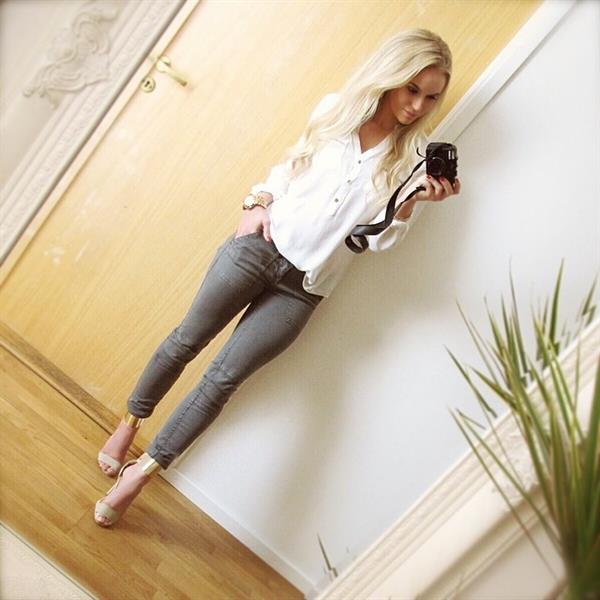 Anna Nyström in Yoga Pants taking a selfie