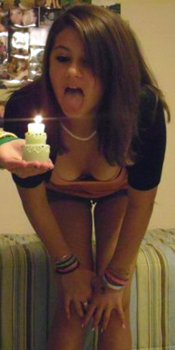 Daisy showing her nice cleavage 