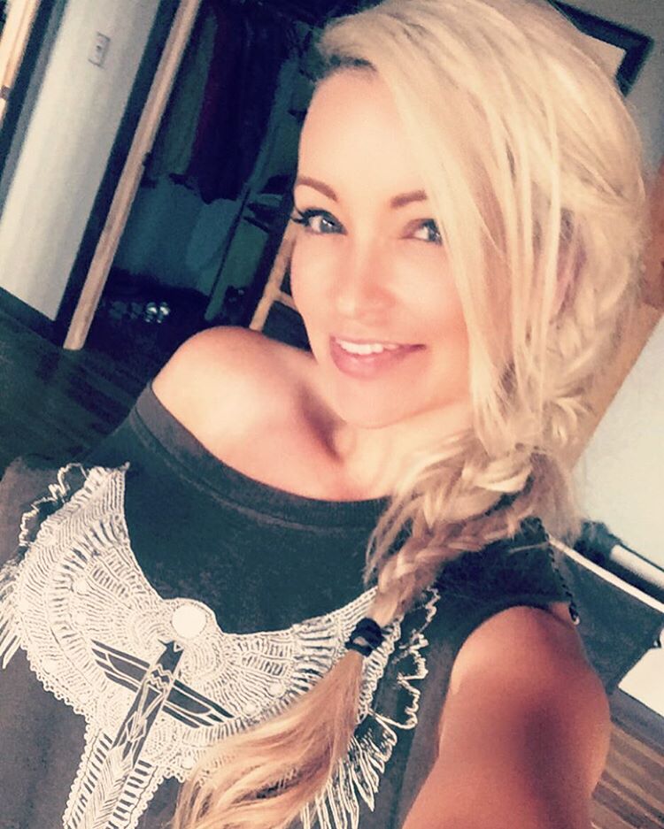 Mindy Robinson taking a selfie