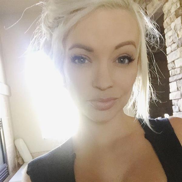 Mindy Robinson taking a selfie